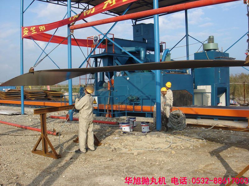 工程師正在對(duì)通過式拋丸機(jī)檢修